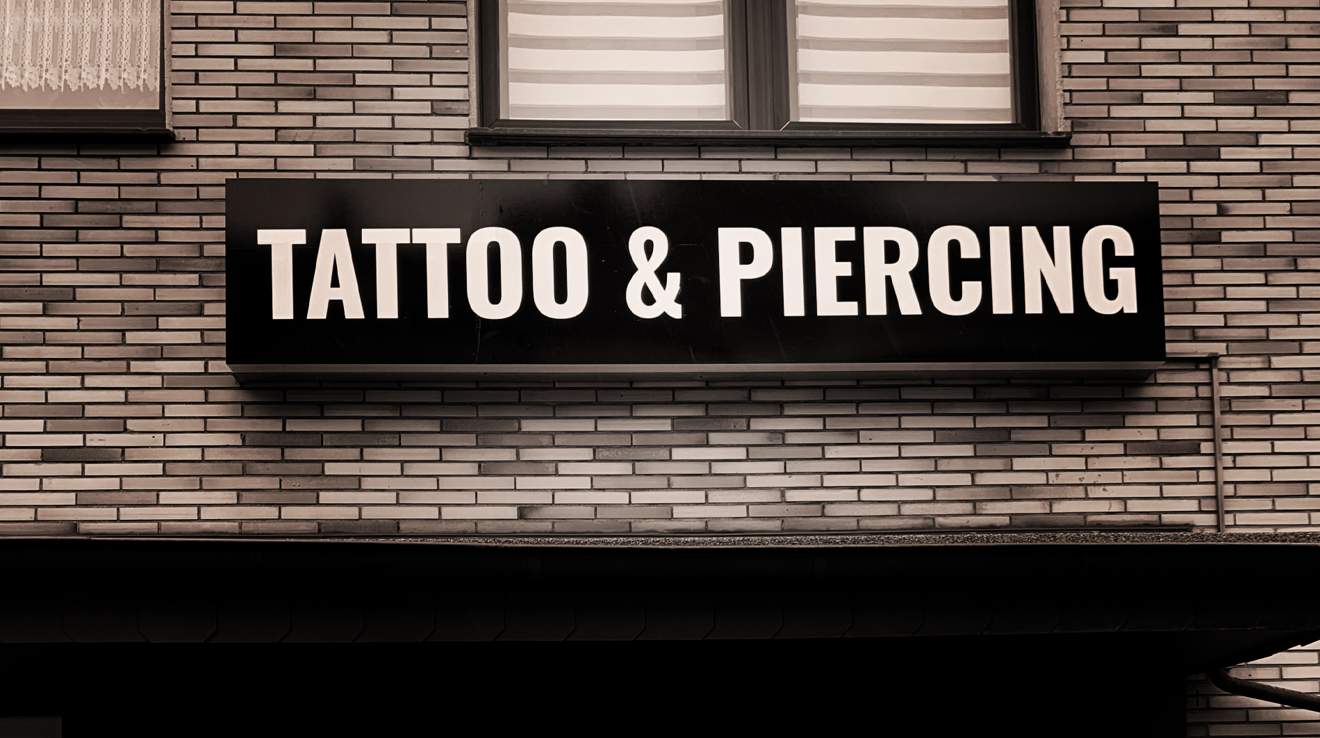 Trust Me Tattoo & Piercing Leuchtkasten Werbung